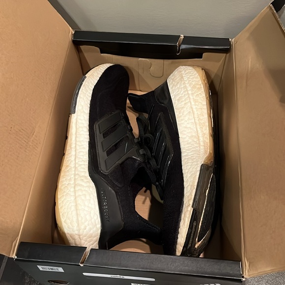Adidas Ultraboost Women’s Size 9 1/2 in preowned good condition - Picture 7 of 7